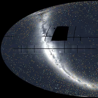 Cette vue du ciel entier a été construite à partir de 96 secteurs Tess. Fin septembre 2025, date de la prise de la dernière image de cette mosaïque, Tess avait découvert 679 exoplanètes (points bleus) et 5 165 candidates (points orange). L’arc lumineux qui traverse le centre représente le plan de la Voie lactée. Le Grand Nuage de Magellan est visible en bas à gauche du centre. Les zones noires à l’intérieur de l’ovale indiquent des régions que Tess n’a pas encore photographiées. © Nasa, MIT, Tess et Veselin Kostov (Université du Maryland, College Park)